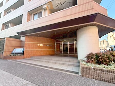清掃や修理、不審者への声掛けも。管理員日勤は防犯にも有効