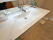 三面鏡にハンドシャワー付き、使いやすい洗面台