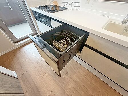 手に優しい、後片づけおまかせの食洗機。ママも食後のだんらんに加われます