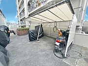 広々スペースの駐輪場はご家族の自転車を置くことができます
