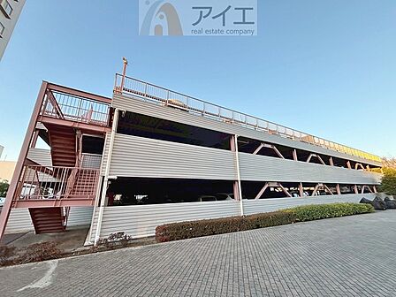 駐車場があるため車通勤の方にも安心なマンションです(要空確認)