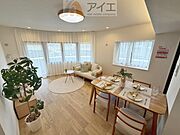 日差しがうれしいリビング、大窓からの見晴らしも良好