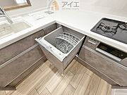 手に優しい、後片づけおまかせの食洗機。ママも食後のだんらんに加われます