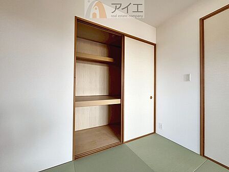お子様の荷物も片付く、全居室収納スペース