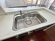 水道一体型の浄水器。ボタン一つで切替可能水回りもすっきり