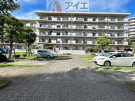 駐車場があるため車通勤の方にも安心なマンションです(要空確認)