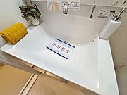 三面鏡にハンドシャワー付き、使いやすい洗面台