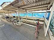 広々スペースの駐輪場はご家族の自転車を置くことができます