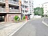 その他：前面道路は歩道も整備され、小さなお子様にも安心