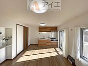 【施工例】日差しがうれしいリビング、大窓からの見晴らしも良好