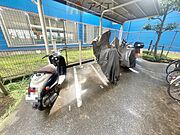広々スペースの駐輪場はご家族の自転車を置くことができます