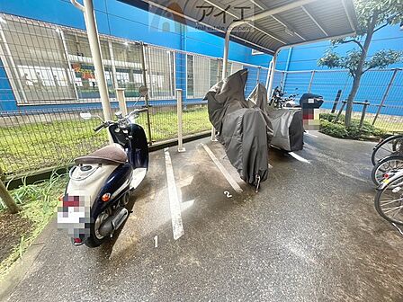 広々スペースの駐輪場はご家族の自転車を置くことができます