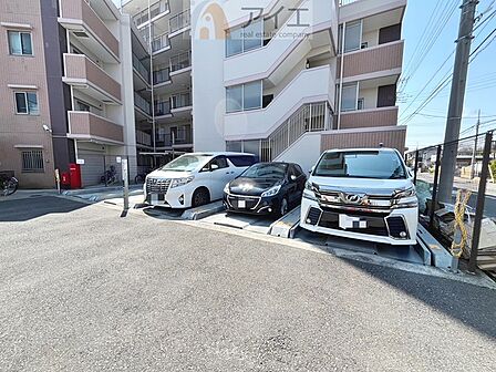 駐車場があるため車通勤の方にも安心なマンションです(要空確認)