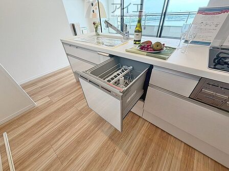 手に優しい、後片づけおまかせの食洗機。ママも食後のだんらんに加われます