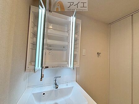 たっぷりの収納を設けた3面鏡付洗面台で快適な暮らし