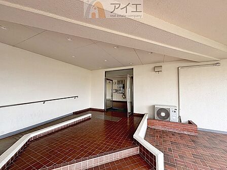 清掃や修理、不審者への声掛けも。管理員日勤は防犯にも有効