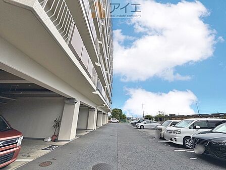 駐車場があるため車通勤の方にも安心なマンションです（要空確認）