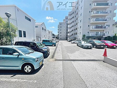 駐車場があるため車通勤の方にも安心なマンションです(要空確認)
