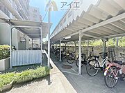 広々スペースの駐輪場はご家族の自転車を置くことができます