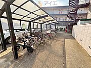 広々スペースの駐輪場はご家族の自転車を置くことができます