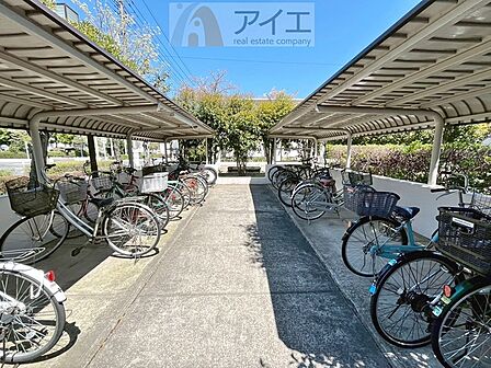 広々スペースの駐輪場はご家族の自転車を置くことができます