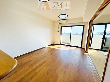 日差しがうれしいリビング、大窓からの見晴らしも良好