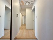 お出掛け前の身だしなみチェックに嬉しい姿見付き