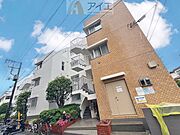 清掃や修理だけでなく、不審者への声掛けも。管理員の活動は防犯にも有効