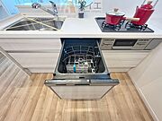 【施工例】手に優しい、後片づけおまかせの食洗機。ママも食後のだんらんに加われます