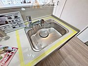 水道一体型の浄水器。ボタン一つで切替可能水回りもすっきり