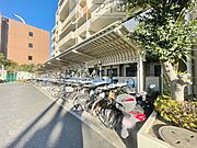 広々スペースの駐輪場はご家族の自転車を置くことができます