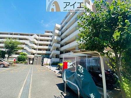 広々スペースの駐輪場はご家族の自転車を置くことができます