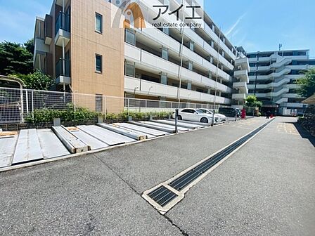 駐車場があるため車通勤の方にも安心なマンションです