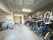 広々スペースの駐輪場はご家族の自転車を置くことができます