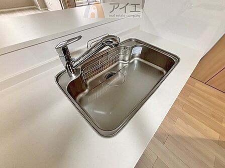 水道一体型の浄水器。ボタン一つで切替可能水回りもすっきり