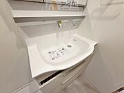 三面鏡にハンドシャワー付き、使いやすい洗面台