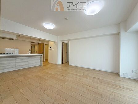 日差しがうれしいリビング、大窓からの見晴らしも良好