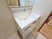 三面鏡にハンドシャワー付き、使いやすい洗面台