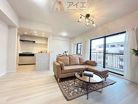 日差しがうれしいリビング、大窓からの見晴らしも良好