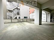 駐車場があるため車通勤の方にも安心なマンションです（要空確認）