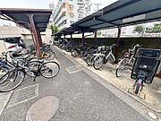 広々スペースの駐輪場はご家族の自転車を置くことができます
