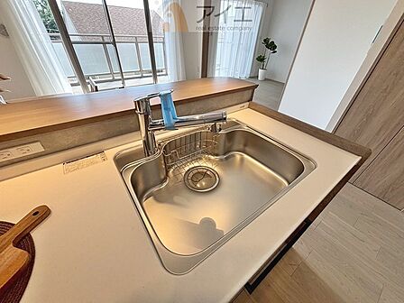 水道一体型の浄水器。ボタン一つで切替可能水回りもすっきり