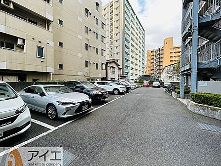 駐車場があるため車通勤の方にも安心なマンションです(要空確認)