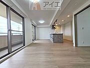 【施工例】日差しがうれしいリビング、大窓からの見晴らしも良好