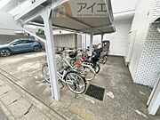 広々スペースの駐輪場はご家族の自転車を置くことができます