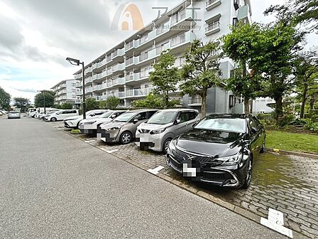 駐車場があるため車通勤の方にも安心なマンションです（要空確認）