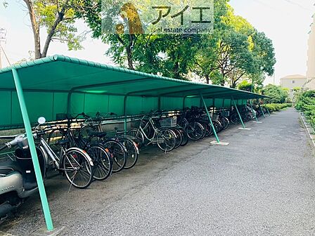 広々スペースの駐輪場はご家族の自転車を置くことができます
