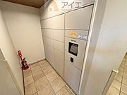 お出掛けが多くても安心な、宅配ボックスつき