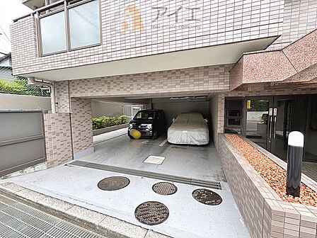 駐車場があるため車通勤の方にも安心なマンションです(要空確認)