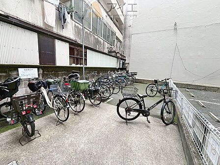 広々スペースの駐輪場はご家族の自転車を置くことができます